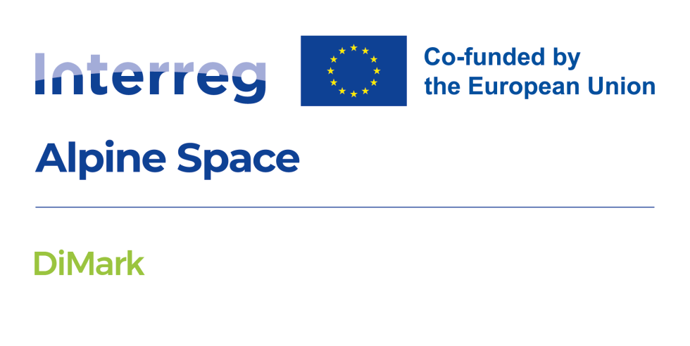 Logotip Programa transnacionalnega sodelovanja INTERREG Območje Alp, desno od njega zastava EU ter napis Co-funded by the European Union, spodaj pod črto zelen napis DiMark.