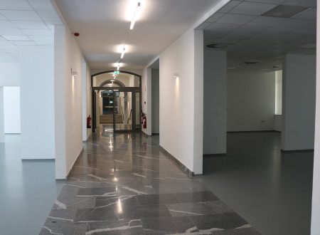 Located on the ground floor. Flooring: combination of granite and rubber. 