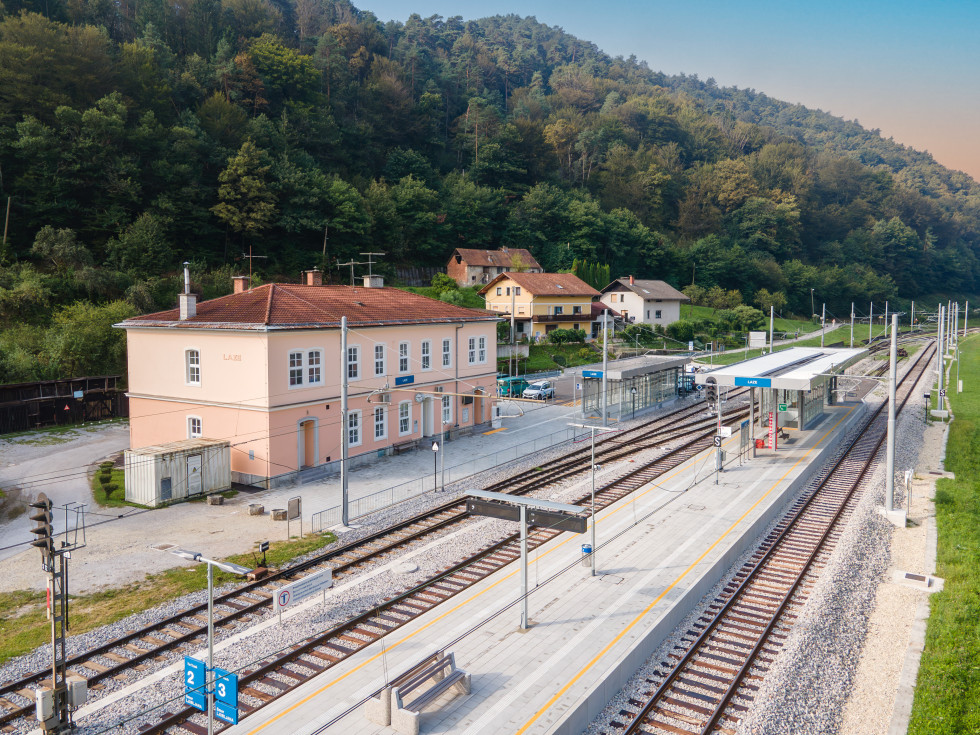 Pogled na postajo iz zraka, vidni tiri, peron in postajno poslopje