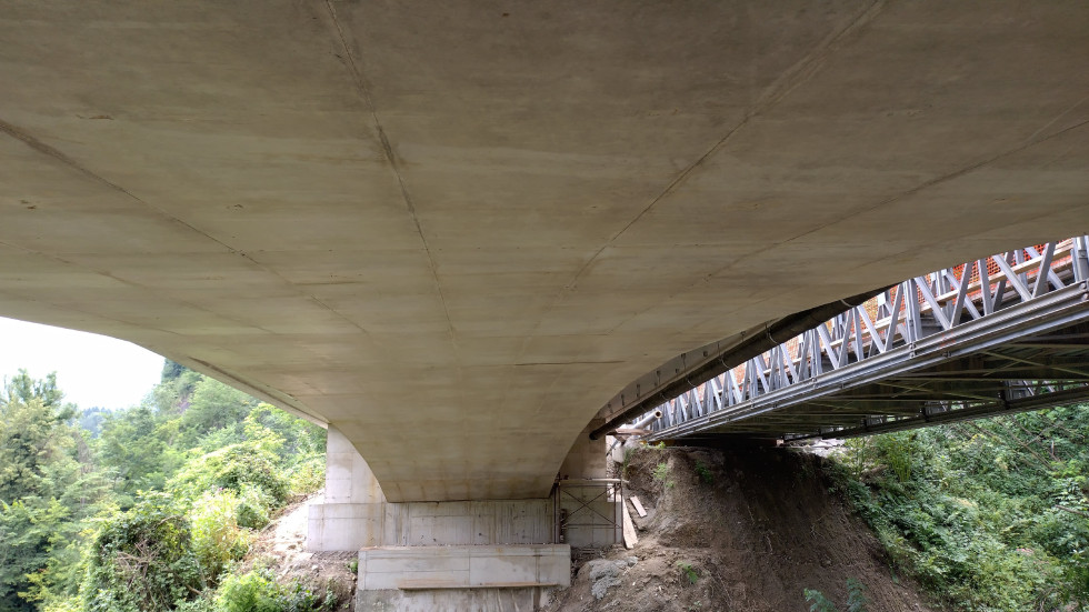 Ločna konstrukcija novega mostu - fotografija pod mostom.