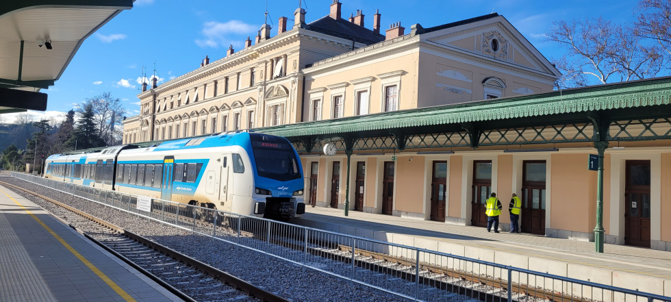 Postajno poslopje in vlak v ospredju