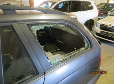 Poškodba vozila (zadnje levo vetrobransko steklo) - Osebno vozilo BMW 320 TOURING D (361.611 km)