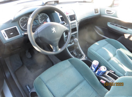 Notranjost osebnega avtomobila Peugeot 307 Monospace 2.0 HDI