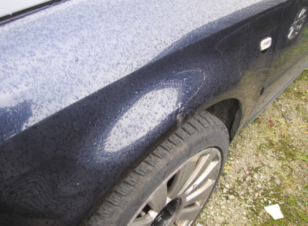poškodba na prednjem desnem blatniku osebnega vozila Audi A6 2.8