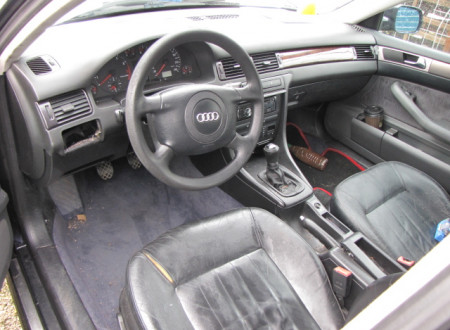 notranjost (prednja sedeža) osebnega vozila Audi A6 2.8