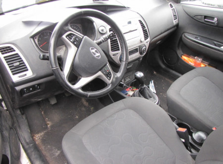 notranjost (prednja sedeža) osebnega vozila Hyundai i20 1.4 (LPG)