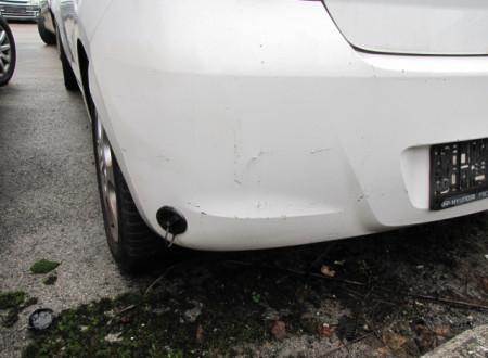 poškodba na levi strani zadnjega odbijača osebnega vozila Hyundai i20 1.4 (LPG)