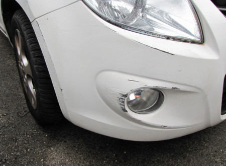 poškodba na desni strani prednjega odbijača osebnega vozila Hyundai i20 1.4 (LPG)