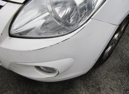 poškodba na levi strani prednjega odbijača osebnega vozila Hyundai i20 1.4 (LPG)