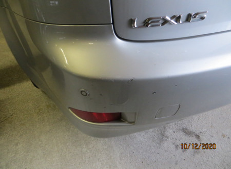poškodba na levi strani zadnjega odbijača osebnega vozila Lexus IS 220 D