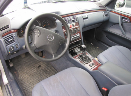 notranjost (prednja sedeža) osebnega vozila Mercedes Benz E 200 CDI