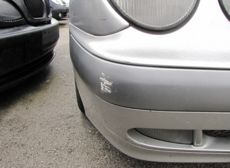 poškodba na levi strani prednjega odbijača osebnega vozila Mercedes Benz E 200 CDI