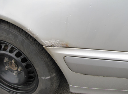 poškodba na prednjem levem blatniku osebnega vozila Mercedes Benz E 200 CDI