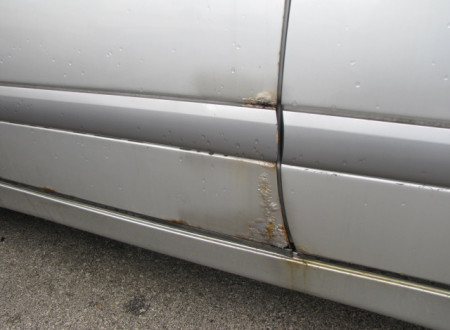 poškodba na prednjih levih vratih osebnega vozila Mercedes Benz E 200 CDI