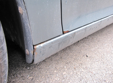poškodba na prednjem levem pragu osebnega vozila VW Golf 1.9 TDI
