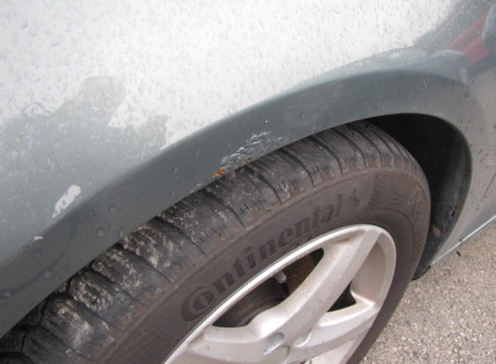 poškodba na levem prednjem blatniku osebnega vozila VW Golf 1.9 TDI