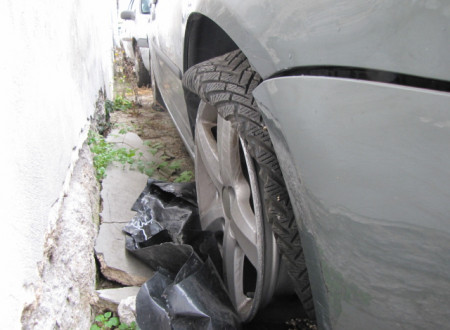 poškodba prednjega desnega kolesa osebnega vozila VW Golf 1.9 TDI