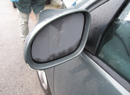 poškodba na levem zunanjem ogledalu osebnega vozila VW Golf 1.9 TDI