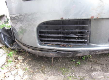 poškodba na desni strani prednjega odbijača osebnega vozila VW Golf 1.9 TDI