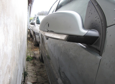 poškodba na desnem zunanjem ogledalu osebnega vozila VW Golf 1.9 TDI