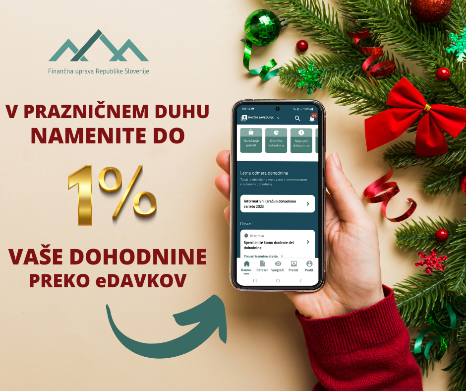 Mobilni telefon z aplikacijo eDavki. V ozadju božično drevo. Zraven napis: V prazničnem duhu namenite do 1 % vaše dohodnine preko eDavkov: 