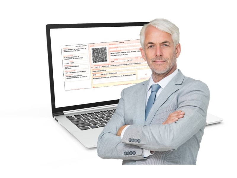 Simbolična fotografija poslovnega moškega, ki stoji pred računalniškim ekranom, na katerem je plačilni nalog UPN.