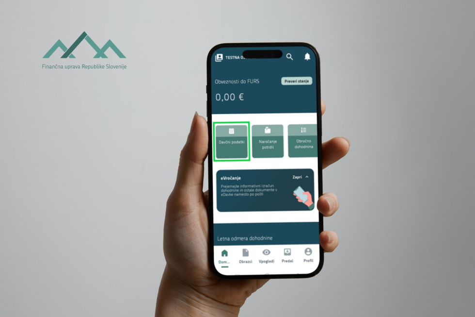 Roka, v kateri je mobilni telefon z naloženo aplikacijo eDavki