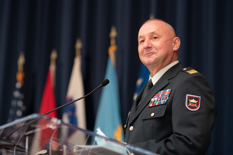 Generalmajor Miha Škerbinc med govorom na mednarodnem seminarju obrambno-varnostnih organizacij v Washingtonu.