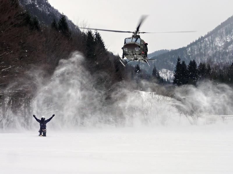Helikopter Bell 416 med pristajanjem na zasneženem terenu