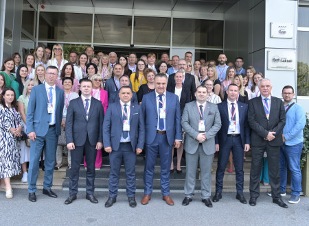Skupinska slika udeležencev konference o katastru in infrastrukturi za prostorske informacije v Banja Luki
