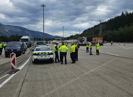 Na počivališču tovorna vozila, policijsko vozilo tujega organa in ob njem nadzorniki, ki so vključeni v mednarodno akcijo