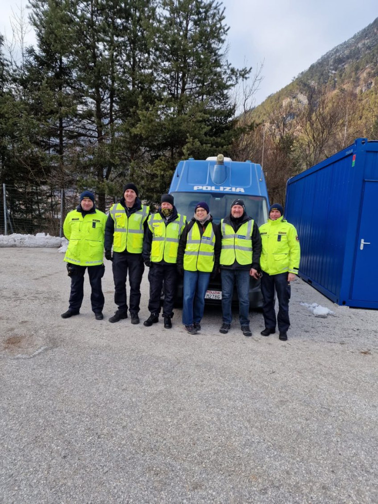 Pred službenim vozilom italijanske Policije stojijo po dva predstavnika Inšpektorata za infrastrukturo, inšpektorata za delo in Policije