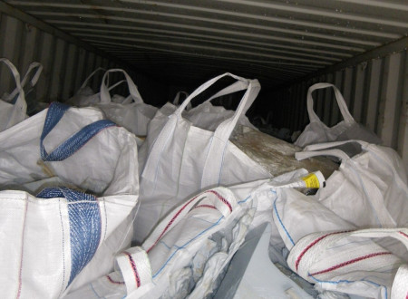 kamionska prikolica je do vrha napolnjena z  vrečami, v katerih so odpadki