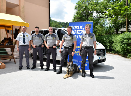 Skupina pravosodnih policistov, skupaj s službenim psom