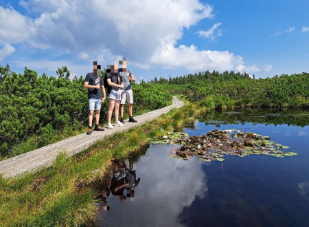 Trije mladoletniki na pohodni stezi ob Lovrenških jezerih