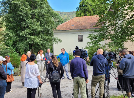 Ministrica s sogovornikoma ob predhodni izjavi za javnost