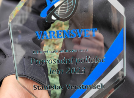 Priznanje v obliki steklenega ščita, z napisom pravosodni policist leta Stanislav Verstovšek