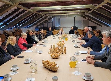 Uvodni sestanek, za omizjem na levi strani delegacija Odbora za pravosodje, na desni strani  predstavniki URSIKS, ministrica in predsednik sindikata