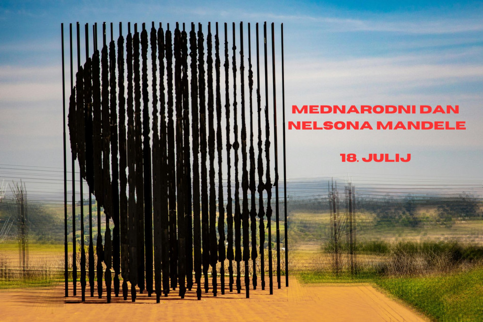 Kovinska instalacija s portretom Nelsona Mandele, ob njem napis Mednarodni dan Nelsona Mandele, 18. julij