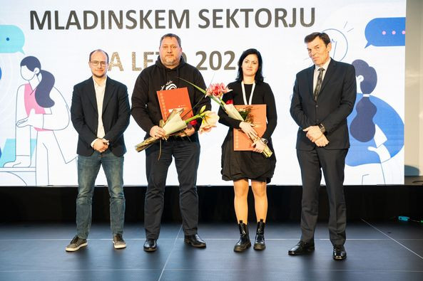 Na sliki sta prejemnika državnih priznanj ter predsednik komisije in minister za vzgojo in izobraževanje