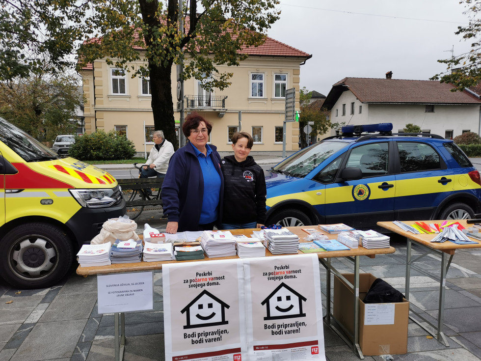 Predstavitev sistema zaščite, reševanja in pomoči. Na sliki sta pripadnici Civilne zaščite.