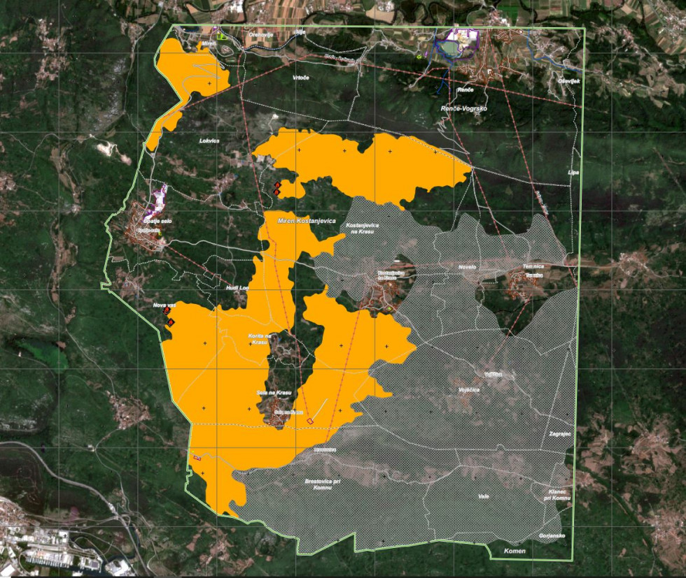Satelitska slika ki označuje območje Krasa in z rumeno obarvana požarišča.