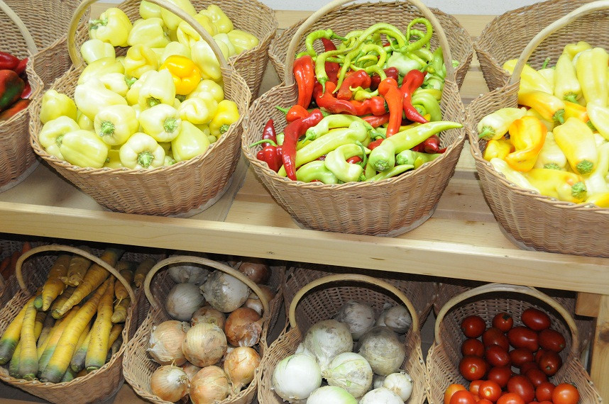 različne vrste zelenjava v košarah