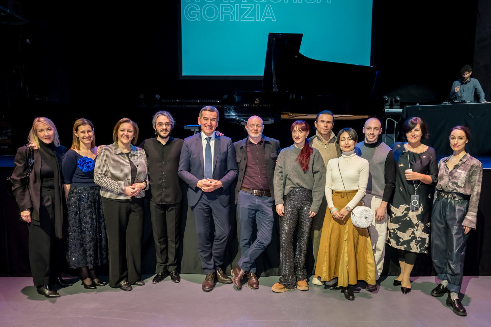 Von links nach rechts: Leiterin SKICA Berlin, Saša Šavel Burkart, Lucija Sila (Projekt GO! 2025), Botschafterin Ana Polak Petrič, Pianist Alexander Gadjiev, Stojan Pelko, Stefan Schmidtke (Chemnitz 2025), Tänzerinnen und Tänzer, Journalistin Klavdija Fige