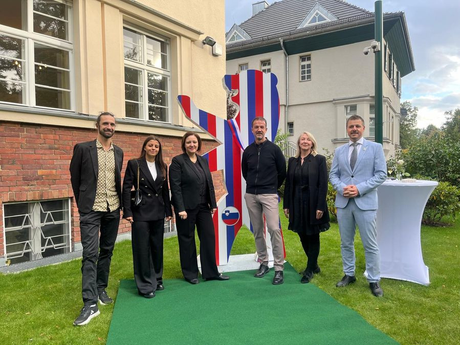 Od leve proti desni: Michael Jopp, vodja projektne skupine berlinskega senata UEFA EURO 2024, slovenska nogometašinja Korina Lara Janež, veleposlanica dr. Ana Polak Petrič, Fredi Bobič, nekdanji nemški nogometaš in športni manager s slovenskimi koreninami