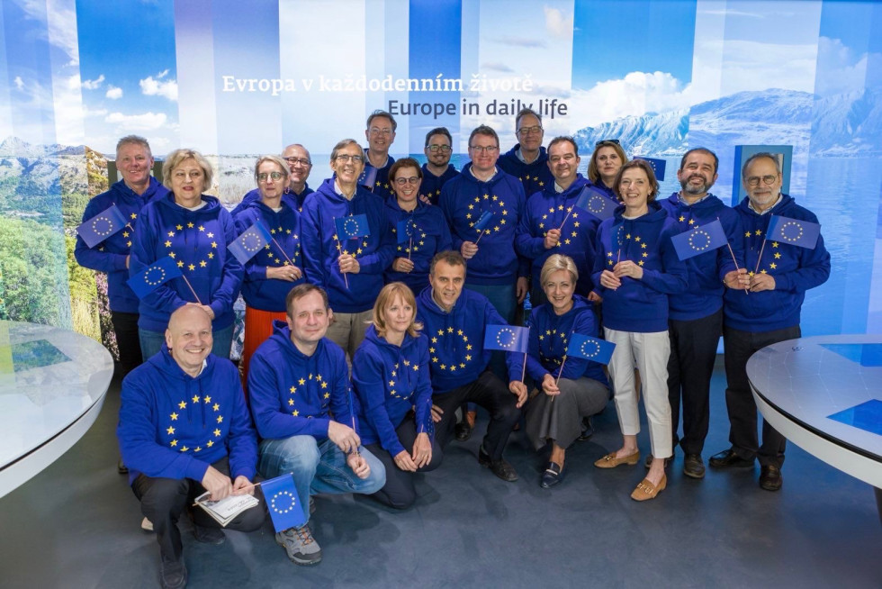 Skupinska fotografija veleposlanikov EU v Pragi v novih prostorih predstavništva Evropske komisije v Pragi