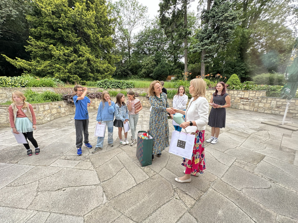 Prireditev ob zaključku šolskega leta dopolnilnega pouka slovenskega jezika v Pragi, na fotografiji otroci z učiteljico Heleno Poche in veleposlanico na vrtu veleposlaništva