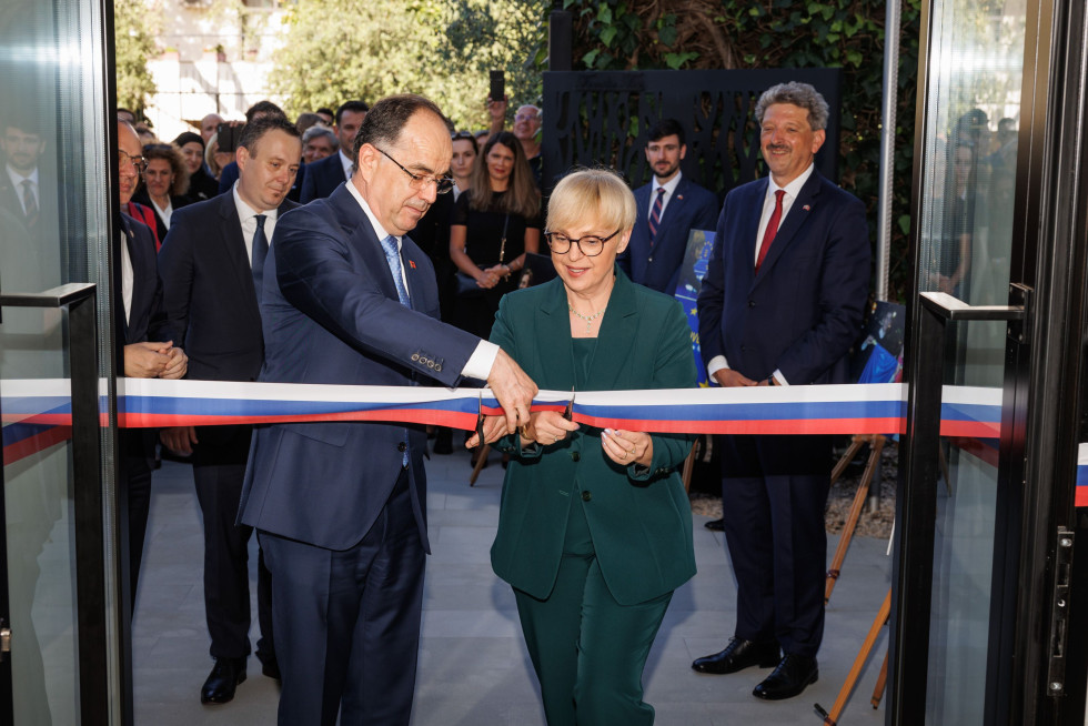 Presidentja e Republikës së Sllovenisë, Dr. Nataša Pirc Musar dhe Presidenti i Republikës së Shqipërisë, z. Bajram Begaj duke përuruar ambientet e reja.