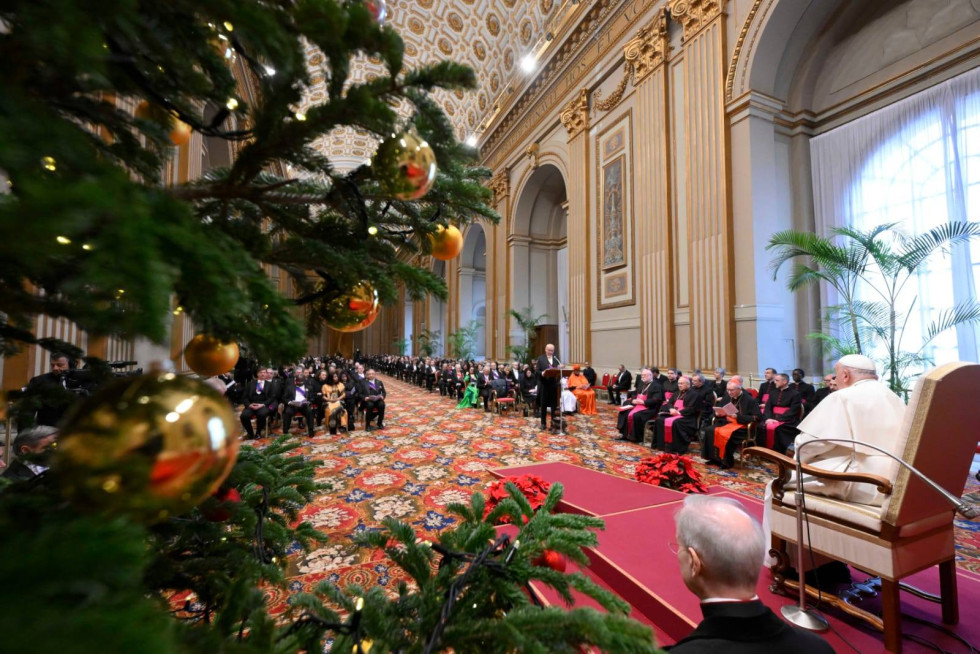 Papež Frančišek med nagovorom diplomatskemu zboru