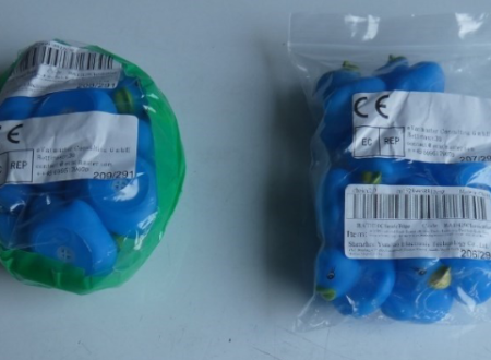 Plastične piskajoče plavajoče račke modre barve z rumenim kljunčkom v prozorni embalaži
